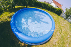 Les joies de la piscine autoportante