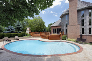Une piscine derrière chez soi