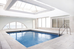 Une piscine intérieure très design