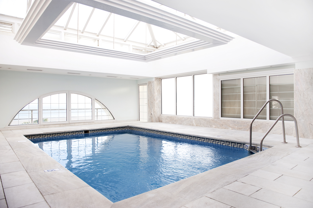 Une piscine intérieure très design