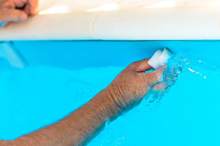 Gérer l’alcalinité ou le TAC de l’eau de votre piscine : nos conseils