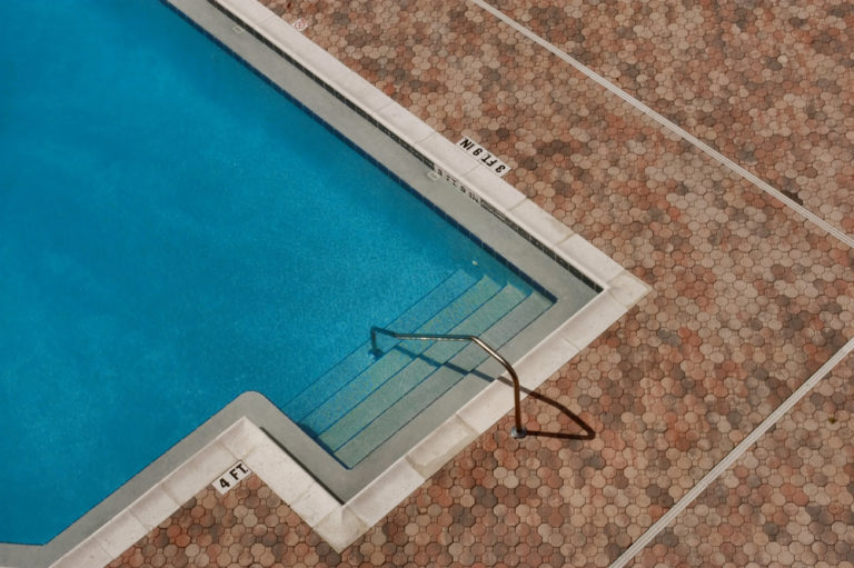 Eau de piscine visqueuse, trouble ou laiteuse ? Nos astuces