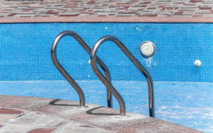 dépôt de calcaire dans une piscine piscine