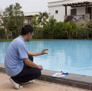 Pisciniste vérifiant l'équilibre de l'eau d'une piscine