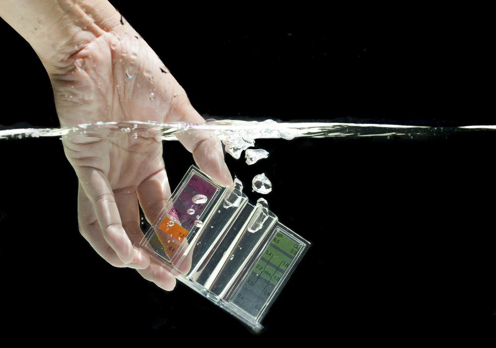prélèvement de l'eau d'une piscine pour test tac et ph
