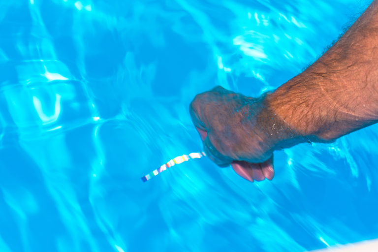 Gérer l’alcalinité ou le TAC de l’eau de votre piscine : nos conseils