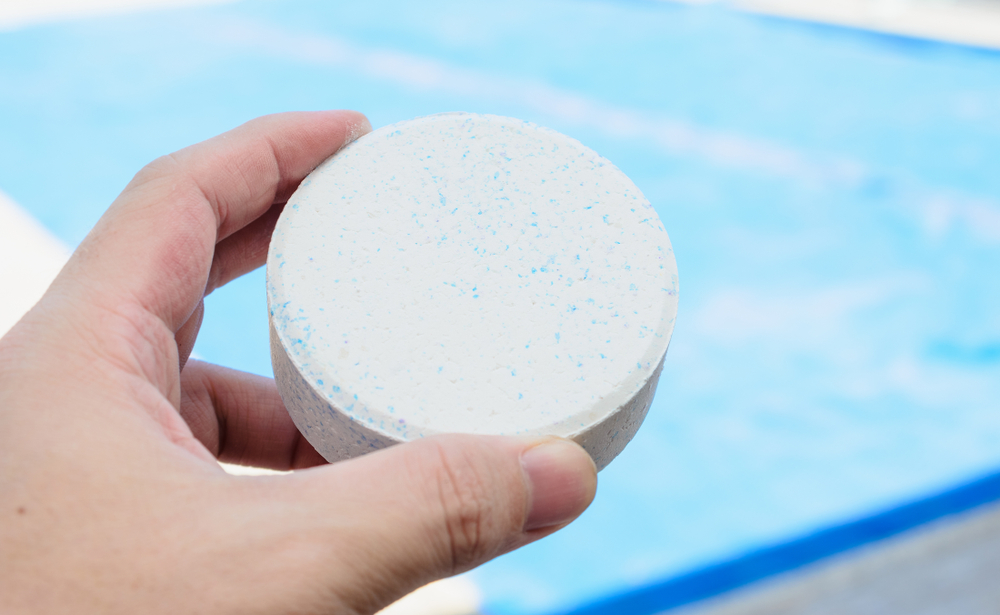 traitement eau d'une piscine au pastille de chlore