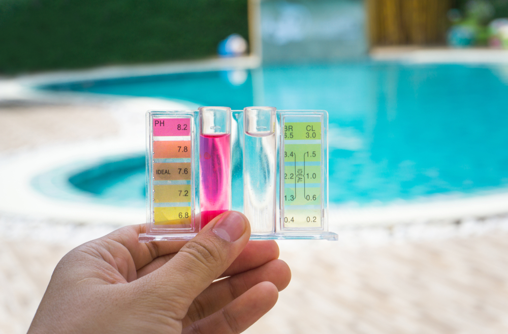Baisser le pH de ma piscine naturellement : comment faire ?