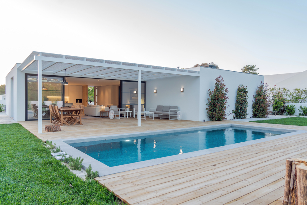 Piscine avec margelles