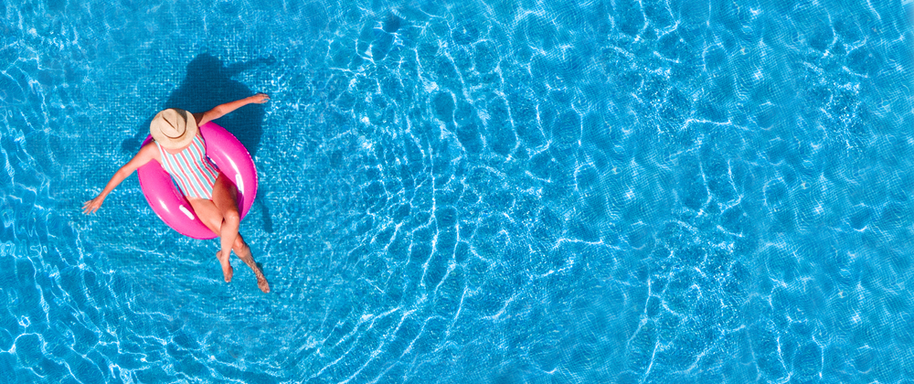 Dame dans une piscine