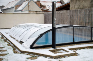 Piscine avec abri