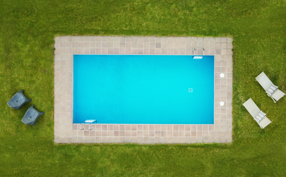 piscine-rectangulaire-jardin
