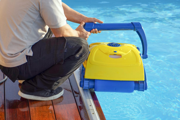 Baisser le pH de ma piscine naturellement : comment faire