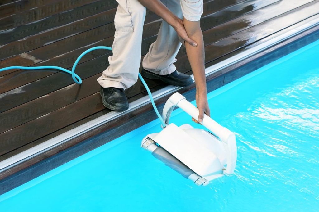 Baisser le pH de ma piscine naturellement : comment faire